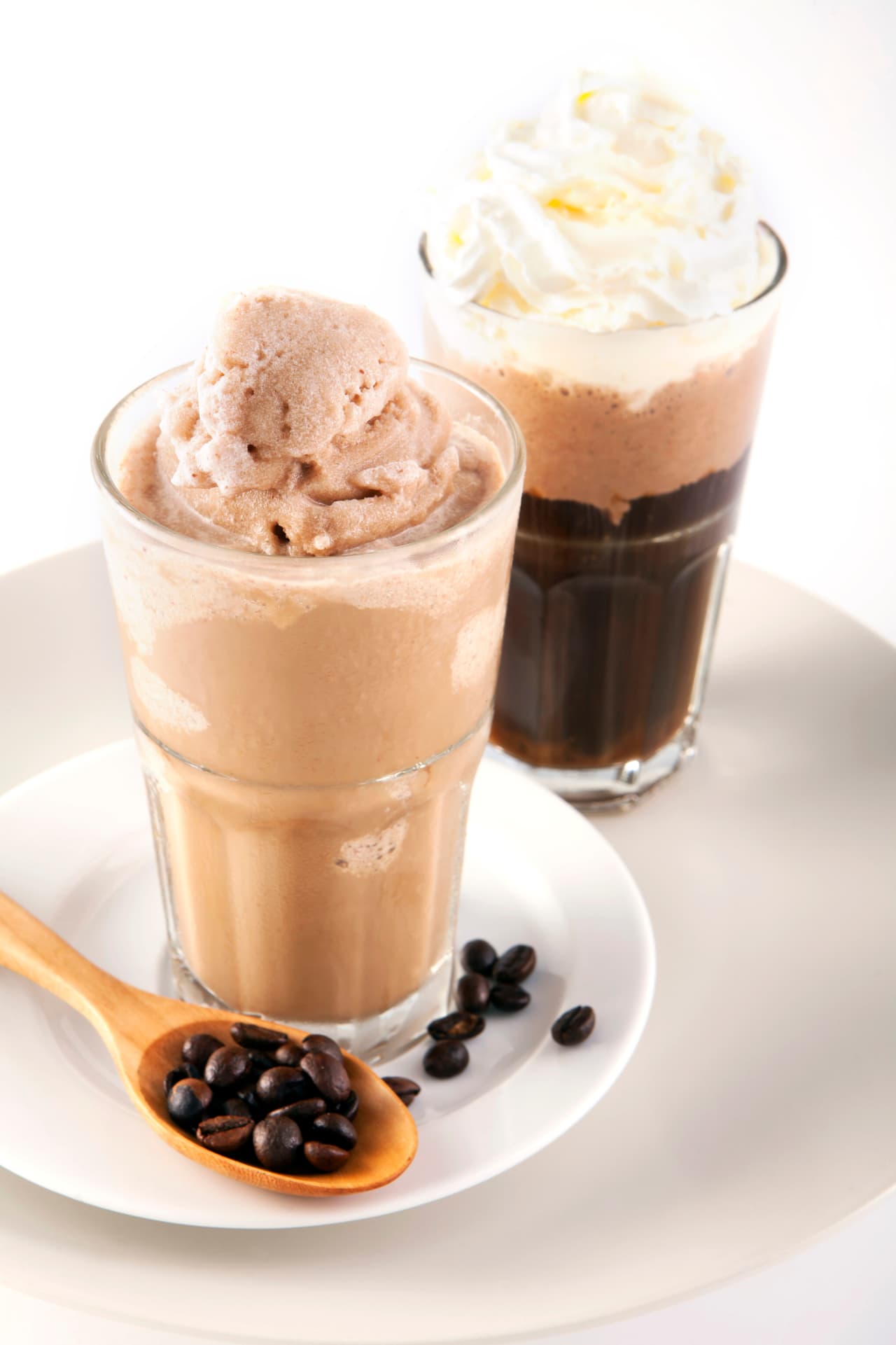 Chocolate con leche y mantequilla de cacahuete. Otra opción para un trago caliente es un chocolate con leche pero el toque perfecto de sabor lo vas a tener con mantequilla de cacahuate.