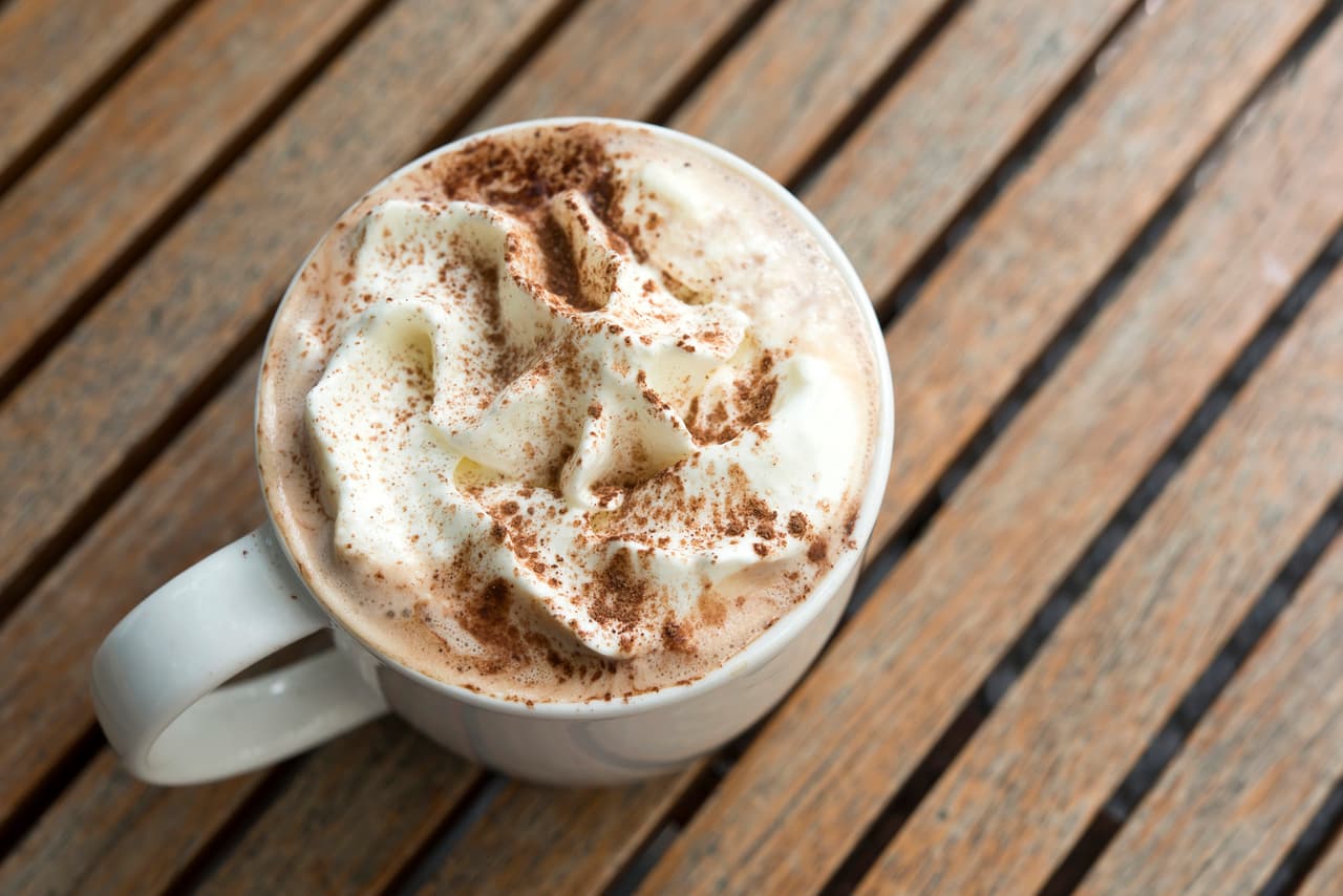 Comienza la preparación poniendo en una olla, cacao, azúcar, sal, leche, y los dos chocolates. Cuida que el fuego este medio sin dejar de revolver hasta que esté completamente derretido sin dejar que hierva, después de esto puedes servir, así muy calientito.