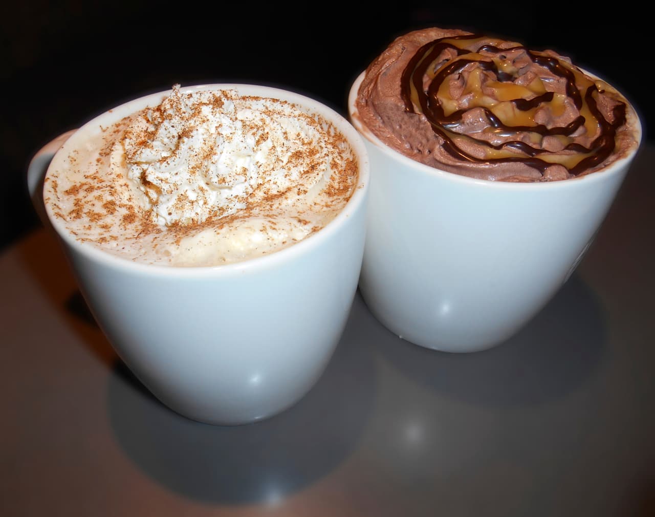 Coloca en una olla la leche y la crema también el chocolate y bate hasta que esté todo integrado. Mueve hasta que veas que se espese; luego bate la crema de maní y mezcla todo.