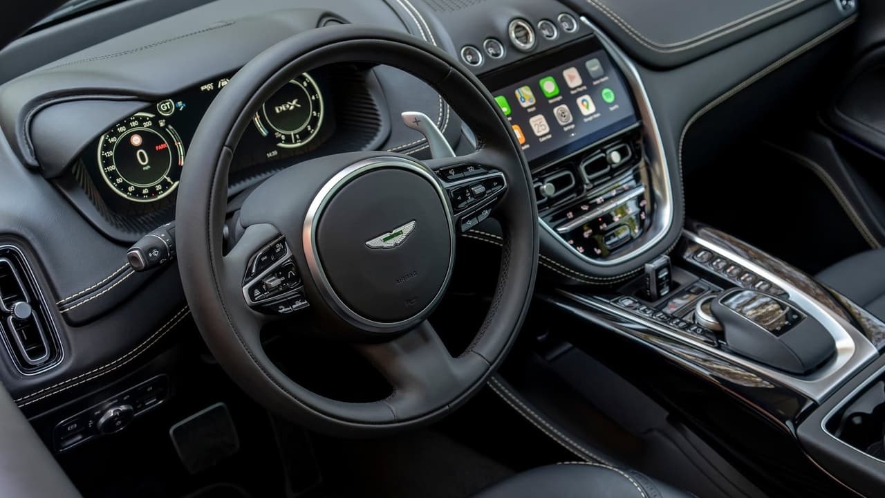 La Aston Martin DBX es la primera SUV que la firma británica desarrolla en sus 106 años de historia y se destaca porque mezcla la habitual elegancia de la marca con prestaciones todoterreno.