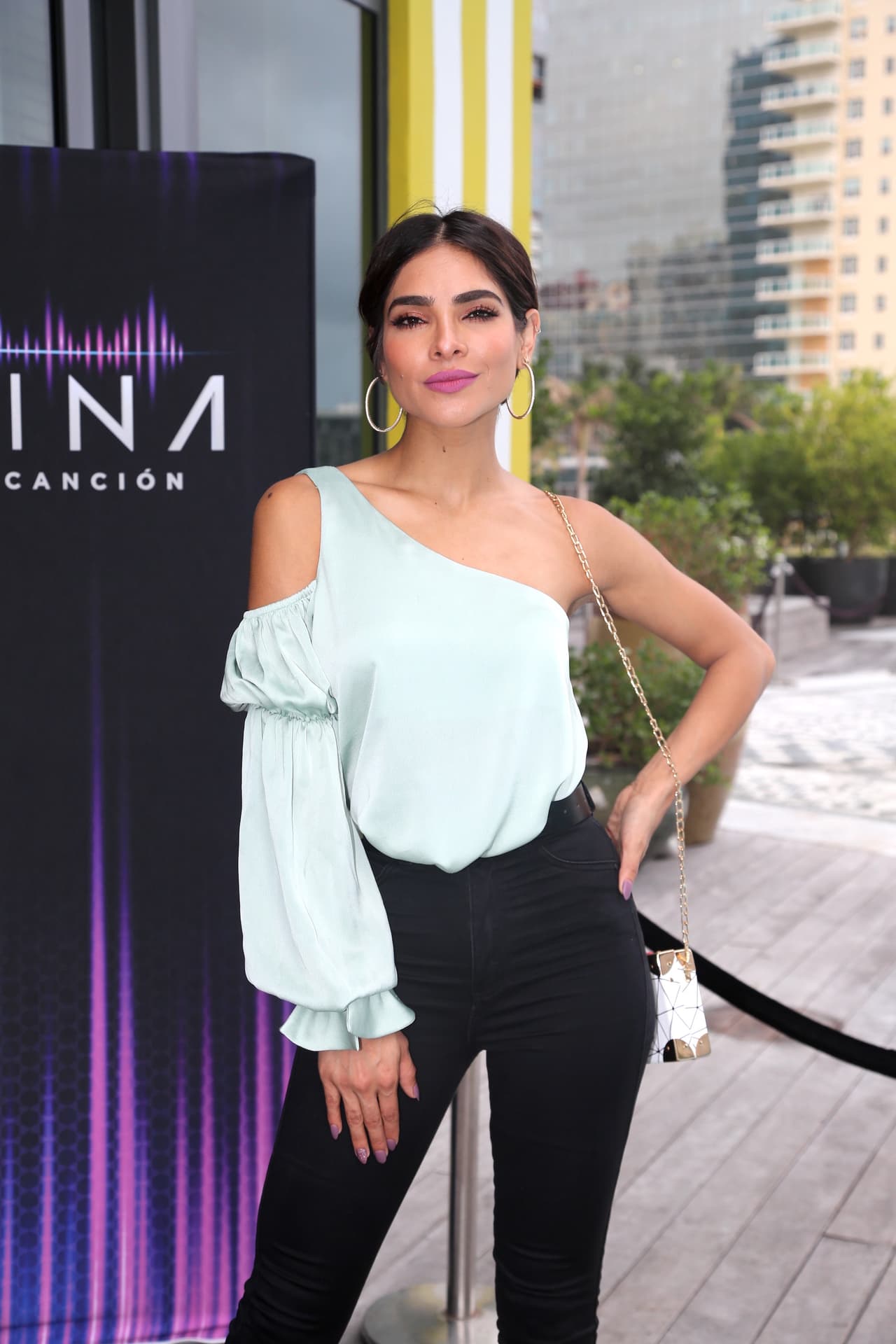 Para este personaje, la conductora de Reina De La Canción, debió teñirse el cabello y dejarlo muy corto.