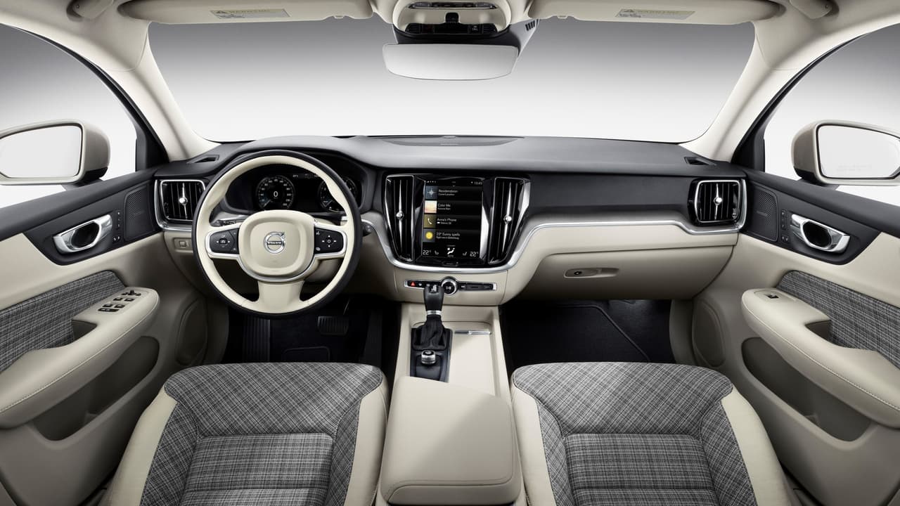 En el panel de instrumentos de la Volvo V60 2016 vemos reflejados todas las claves visuales que que distinguen a la misma sección en la XC60, incluyendo el 
<b>elemento decorativo</b> que que recorre su parte inferior desde los flancos externos de las ventila laterales del sistema de climatización, del cual el equipo de diseño se siente tan orgulloso.