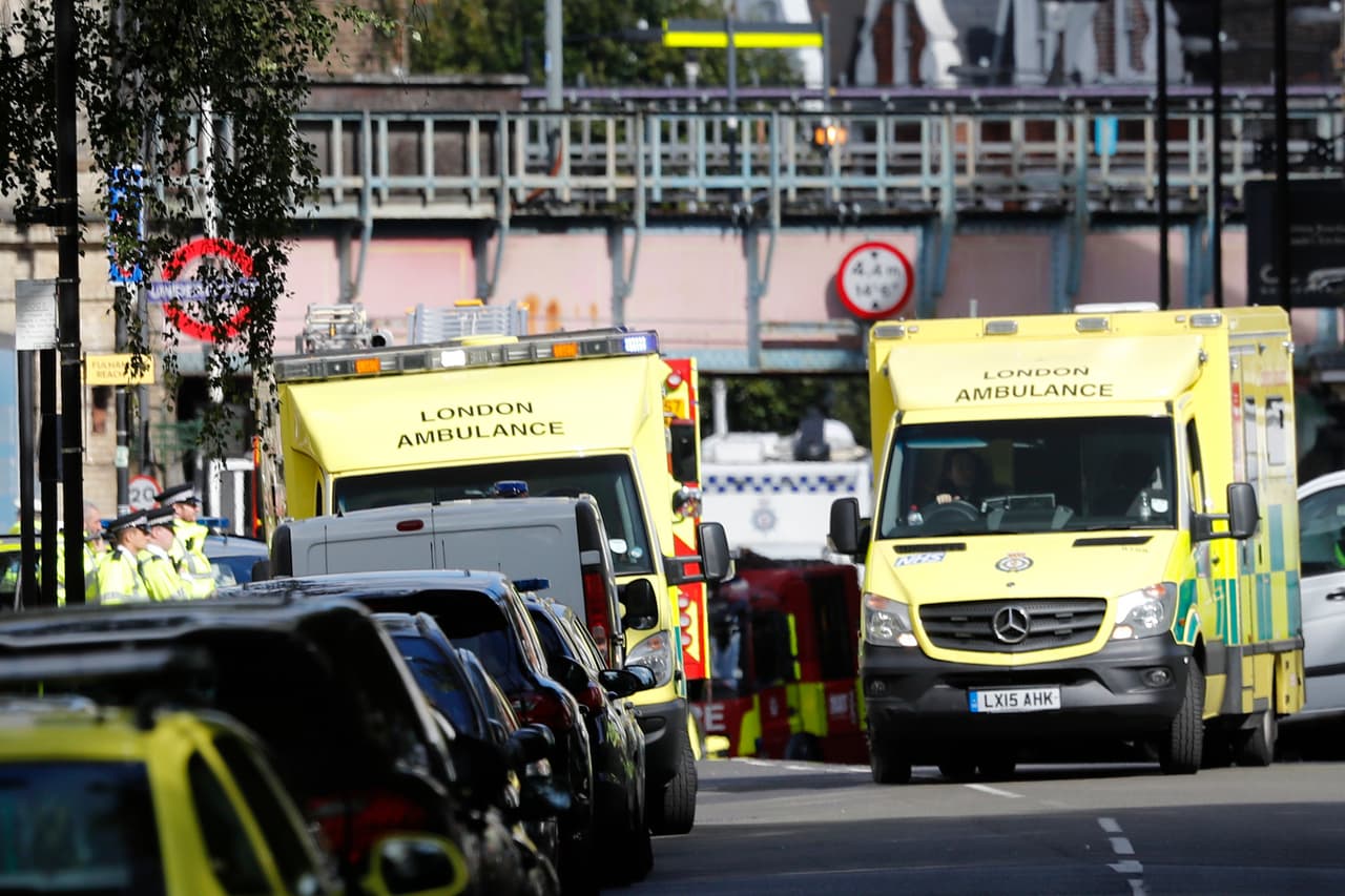 Numerosas ambulancias llegaron al lugar del incidente para atender a los heridos.