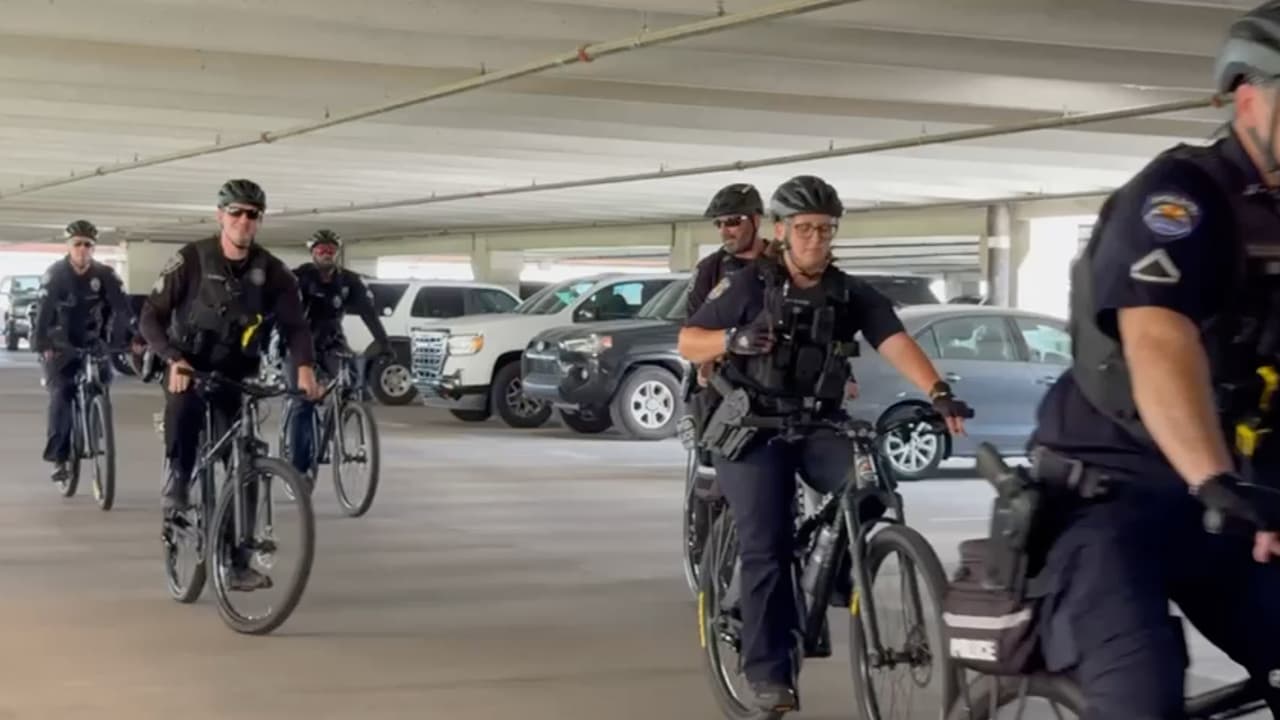 Kamala Harris, candidata demócrata a la presidencia, y su compañero de fórmula Tim Walz visitan Arizona como parte de su gira electoral rumbo a las elecciones generales de noviembre.