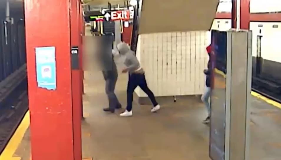 Sospechosos rodean y golpean a hombre para robarle en estación del subway en Queens