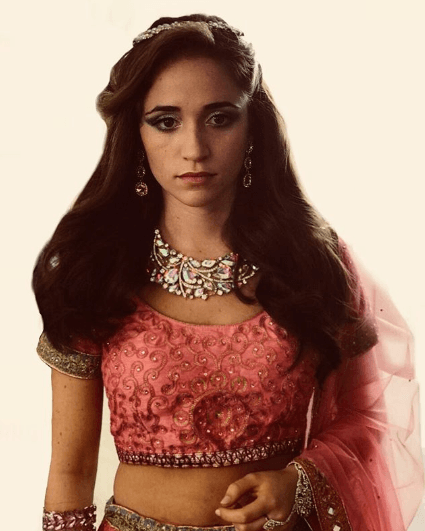 Actualmente participa en el musical Aladdín.