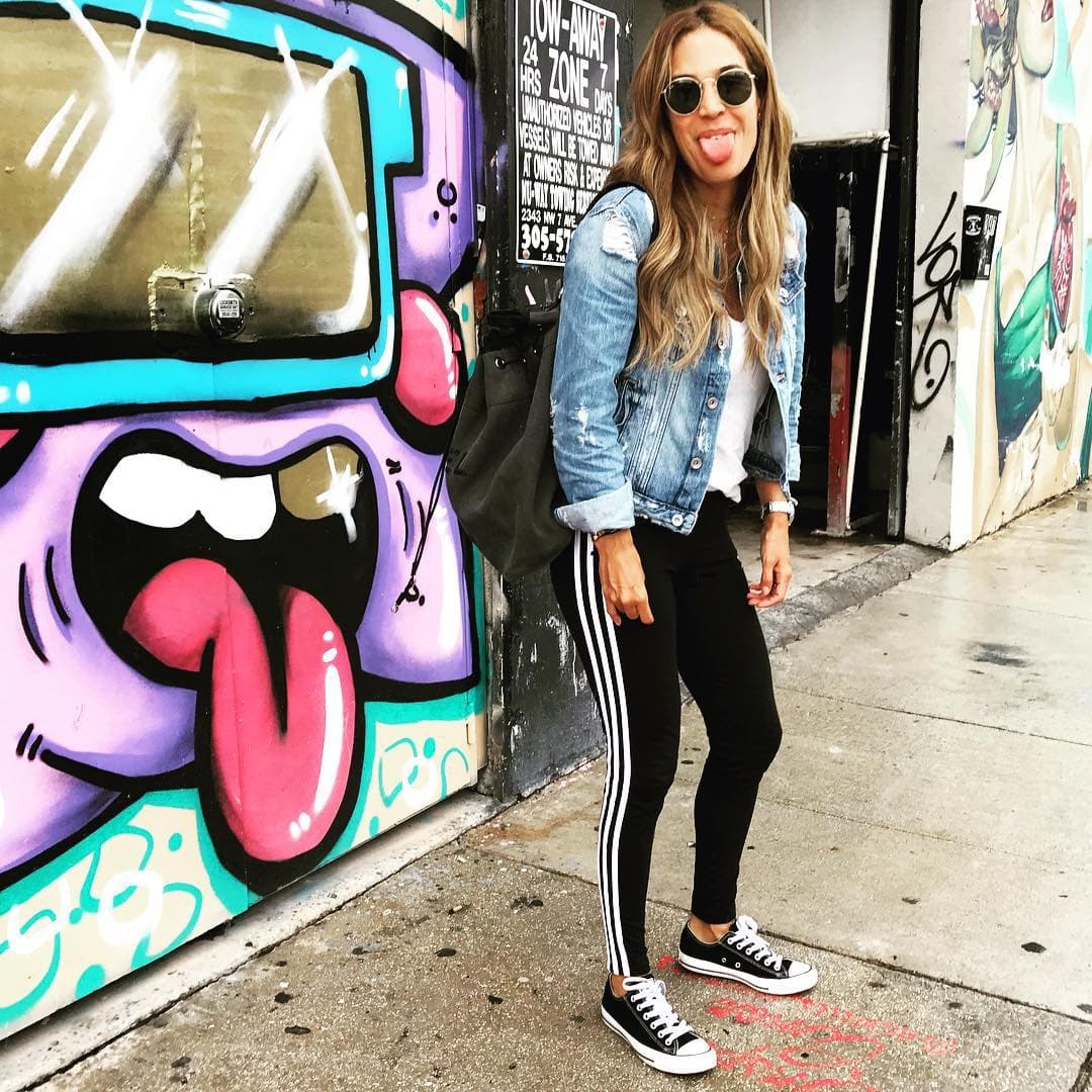 Karla Martínez porta un look muy juvenil. En esta ocasión incorporó la chamarra de mezclilla a unos leggins y tenis bicolor.