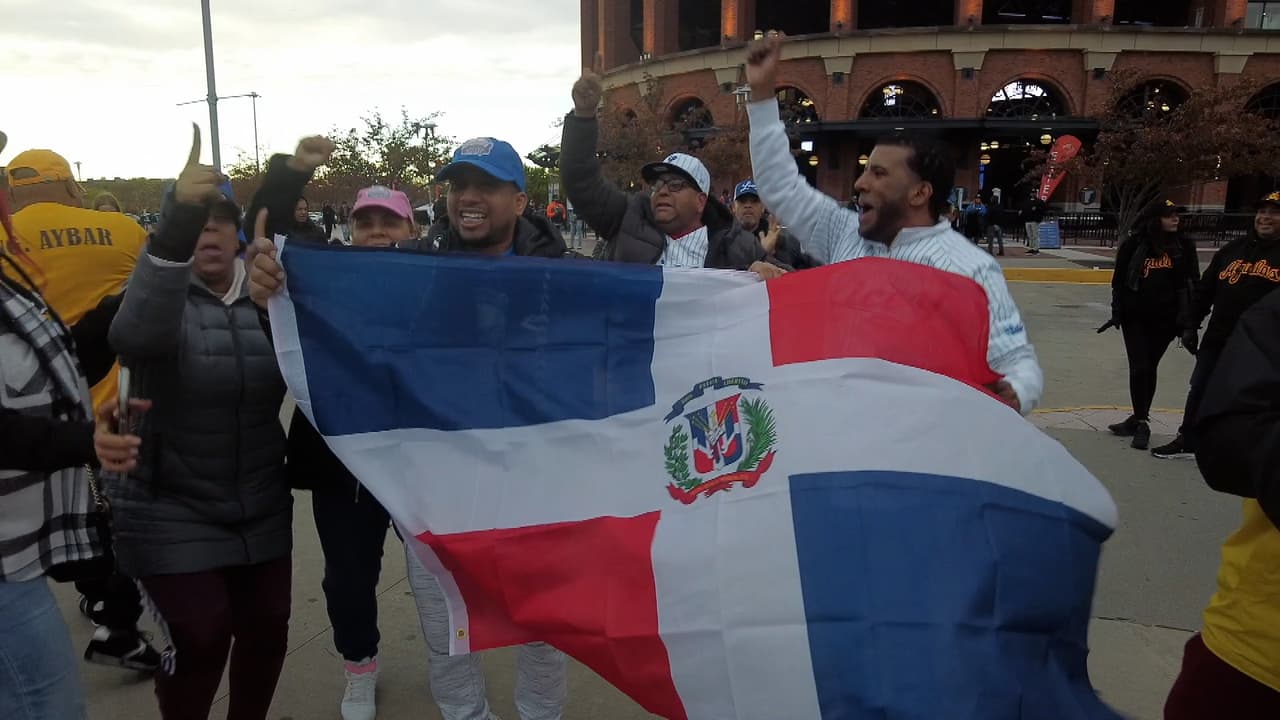 Algunos aficionados dominicanos radicados en Nueva York tuvieron que esperar más de 20 años para ver en vivo a los dos más poulares equipos de su país.