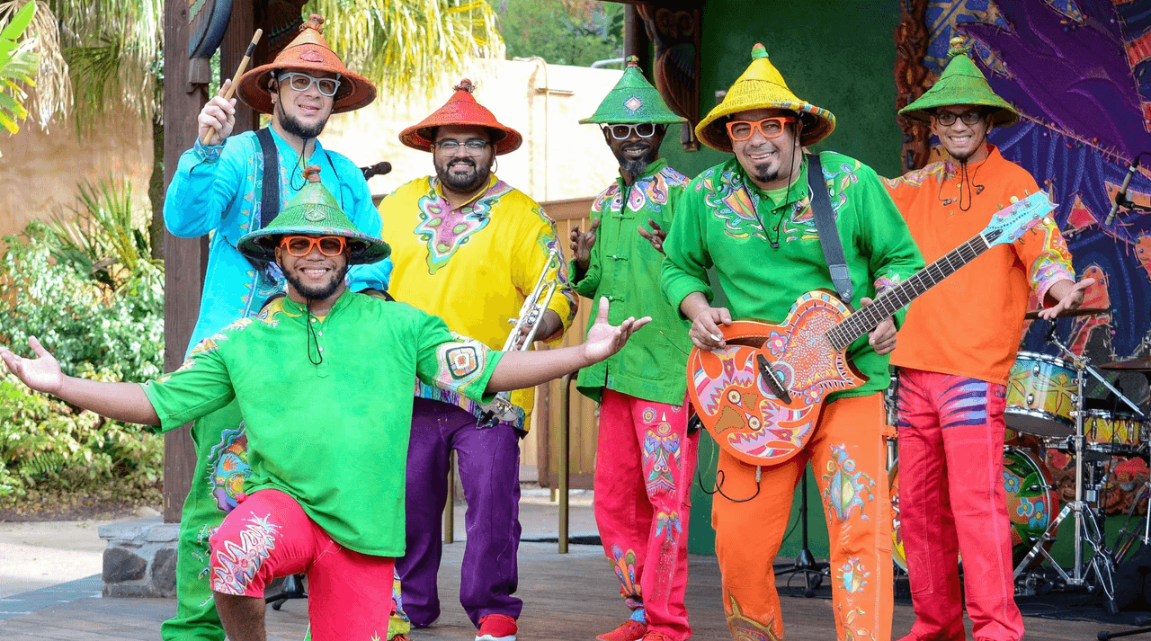 <h3 class="cms-H3-H3"><b>Viva Gaia Street Band:</b> </h3>
<br>
<br>Mueve los pies al ritmo de una fiesta callejera caribeña en Discovery Island, en el parque temático Disney's Animal King.