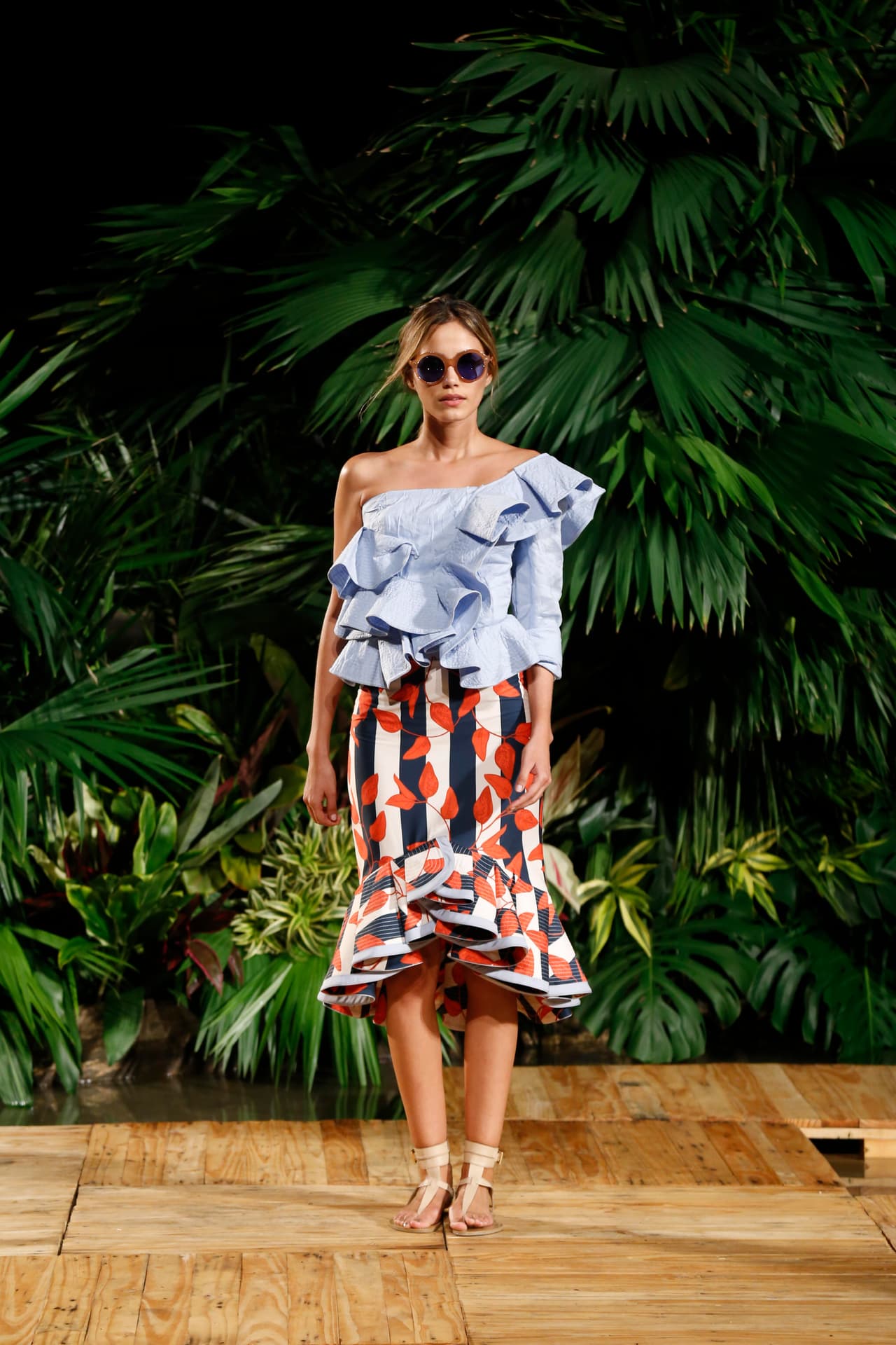 La diseñadora colombiana Johanna Ortíz ha conquistado con su estilo muy femenino hecho de boleros y siluetas ajustadas a las más importantes 'it girls' de Nueva York. En su pasarela en Colombiamoda dejó claro que es suficiente enseñar la sutil piel de un hombro para darle a un look un arrebato de sensualidad.