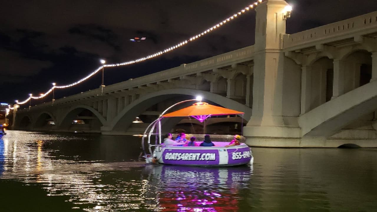 Boat Rentals of America ha traído botes en forma de donas a Tempe Town Lake. Los “Donut Boats” tienen capacidad para 10 personas. Estos botes son eléctricos. 
<br>
