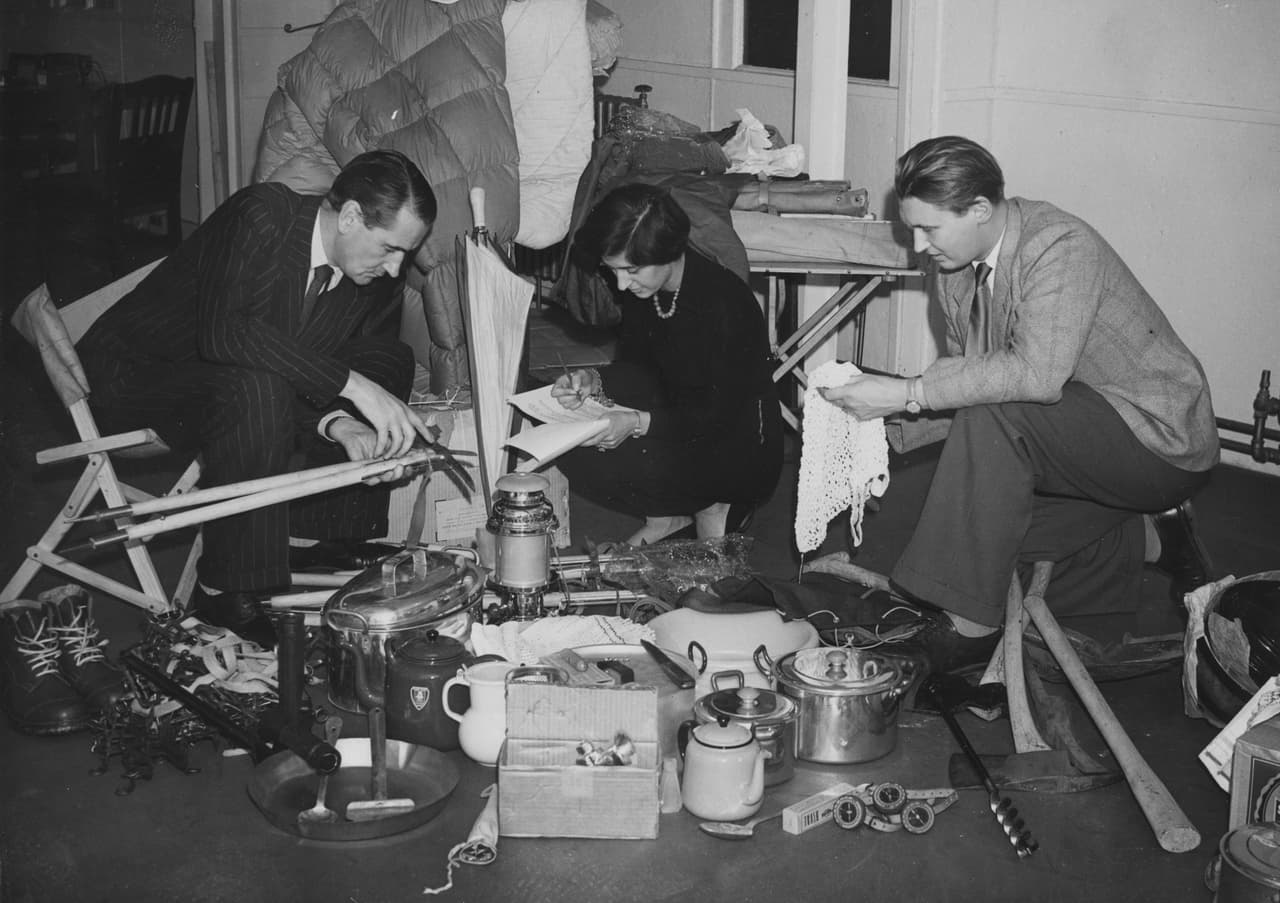 Durante décadas, incontables personas, entre científicos, amantes de lo exótico y estudiosos han intentado descifrar el misterio del Abominable Hombre de las Nieves, como este grupo de periodistas que viajó a los Himalayas en 1953 con tal de encontrar pruebas de su existencia.