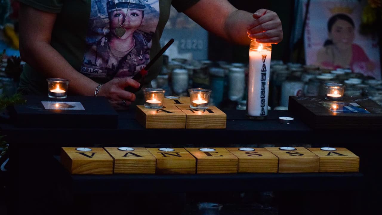 <b><a href="https://www.univision.com/local/houston-kxln/necesitamos-saber-que-paso-con-mi-hija-madre-de-soldada-de-houston-desaparecida-en-fort-hood-fotos">Gloria Guillén</a></b>, madre de Vanessa, indicó que vio a su hija por última vez el 19 de abril y aseguró que la joven había sido acosada sexualmente por un sargento de la base.