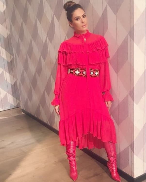 El 'total look' rojo es tendencia en otoño y el cinturón hace un contraste muy original con este outfit.