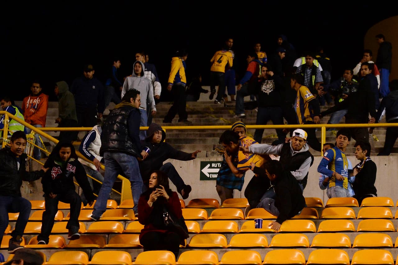 Las agresiones obligaron a la detención del partido entre ambos equipos luego de que las personas que no estaban involucradas ingresaran al campo.
