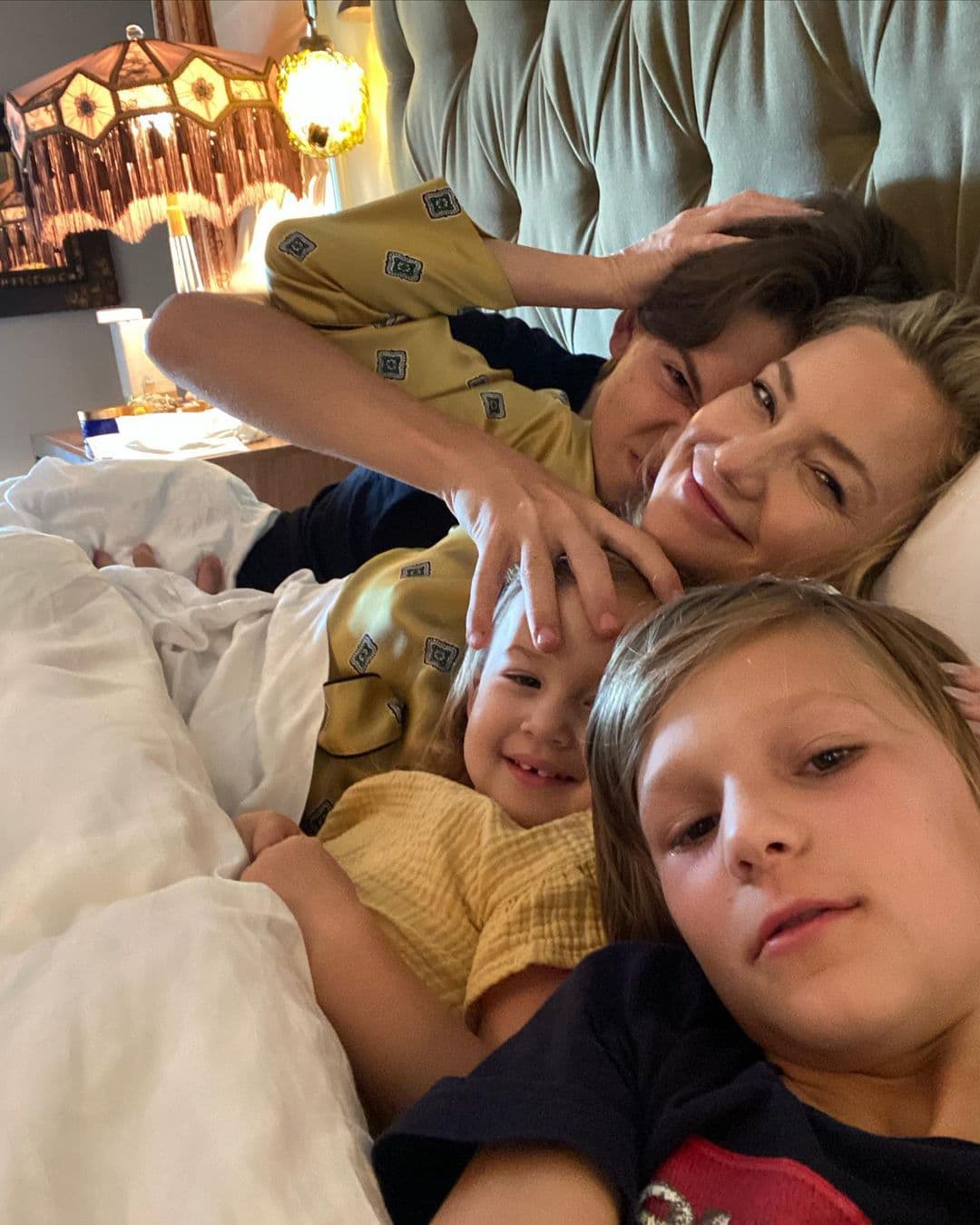 Kate Hudson celebró con sus hijos en la cama.