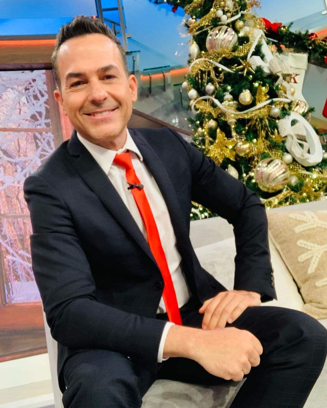 No cabe duda que la época le llenó todavía más la sonrisa del rostro a nuestro guapo mexicano.