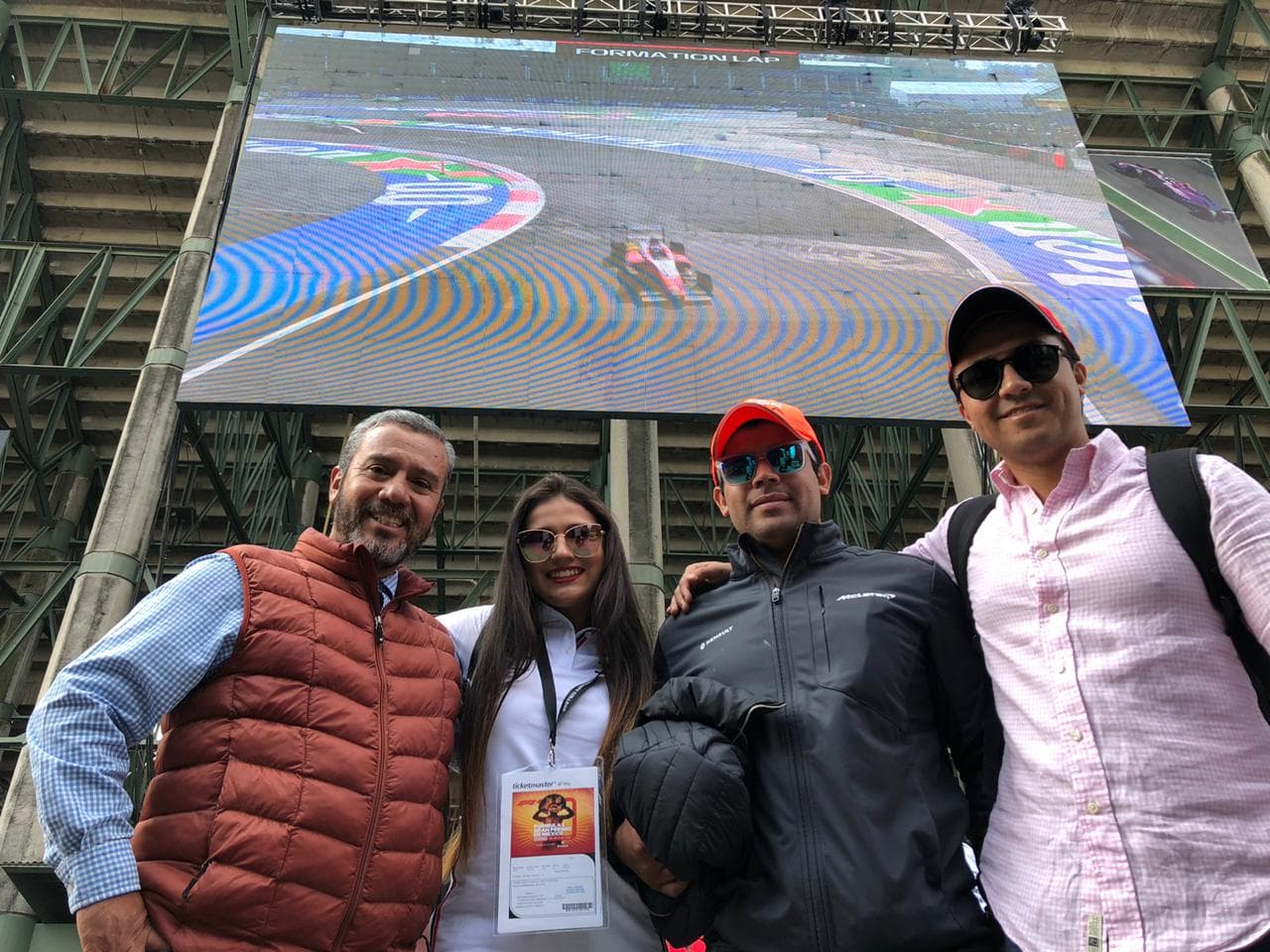 Aficionados conviven en familia previo al inicio de la Fórmula 1 en el Autódromo Hermanos Rodríguez.