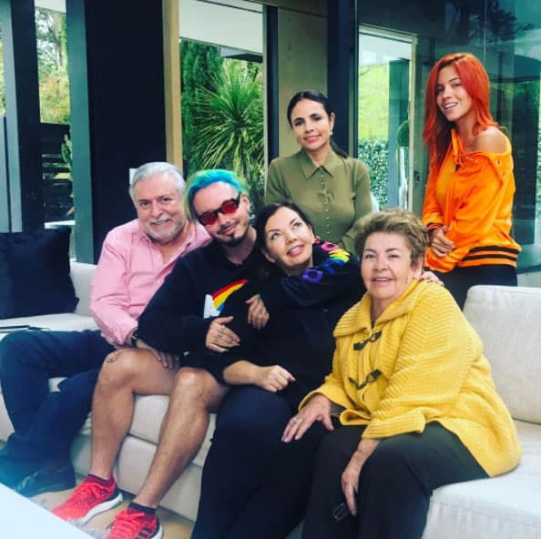 Balvin también dio a conocer a su familia entera en esta dulce imagen.