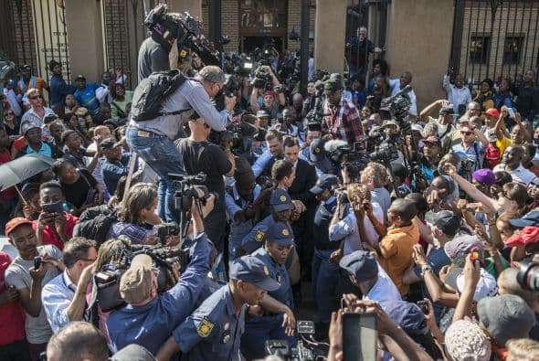 Afuera ya lo esperaba una multitud de periodistas para recoger las primeras impresiones.