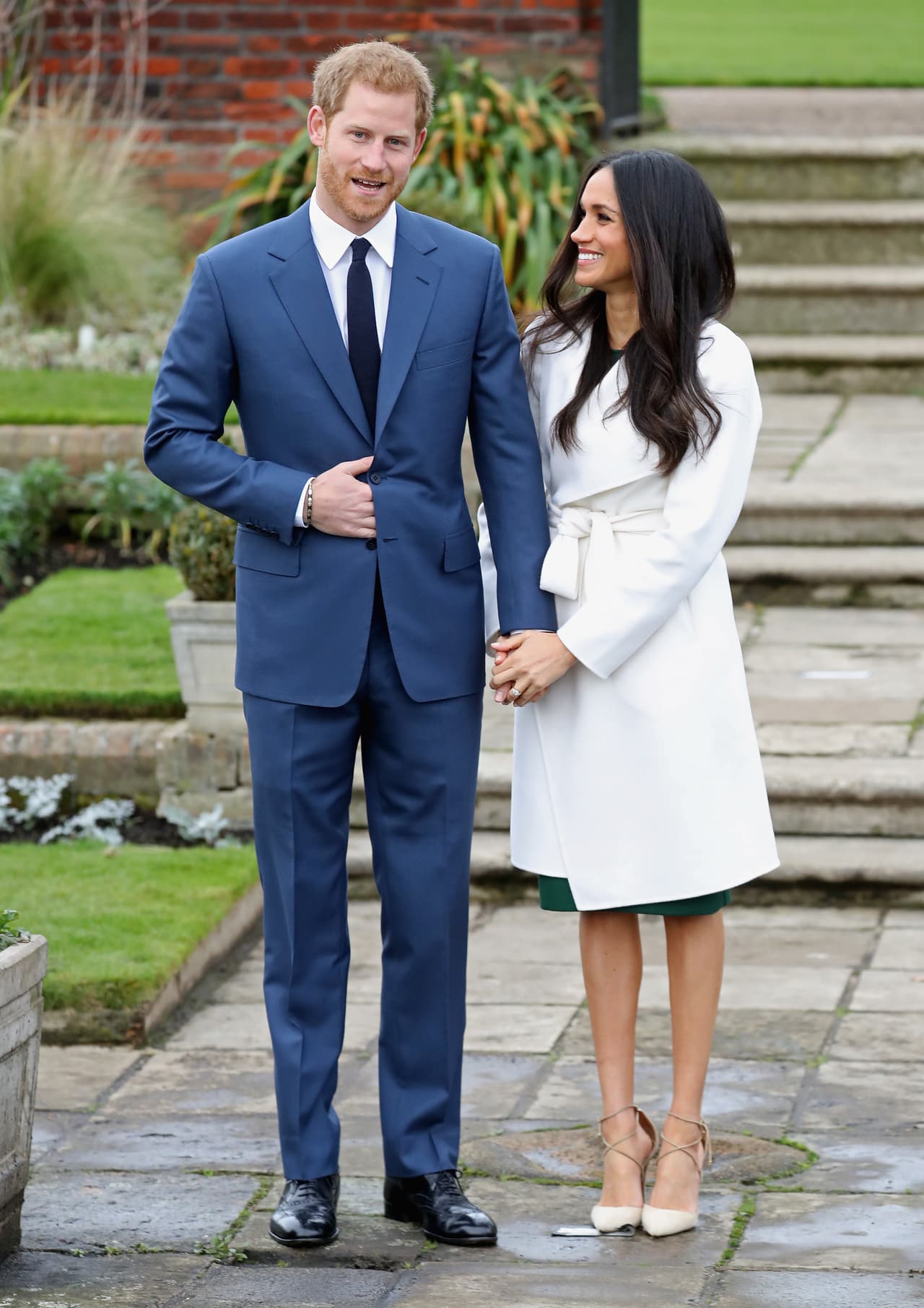 La decisión de usar medias
<a href="https://www.univision.com/entretenimiento/realeza/lo-terrible-de-que-meghan-markle-use-medias-en-su-primer-acto-oficial-este-gesto-esconde-una-casi-traicion">rompe totalmente</a> con el toque rebelde que había impuesto Meghan desde su compromiso, en donde apareció con las piernas desnudas, contrario a la tradición británica.