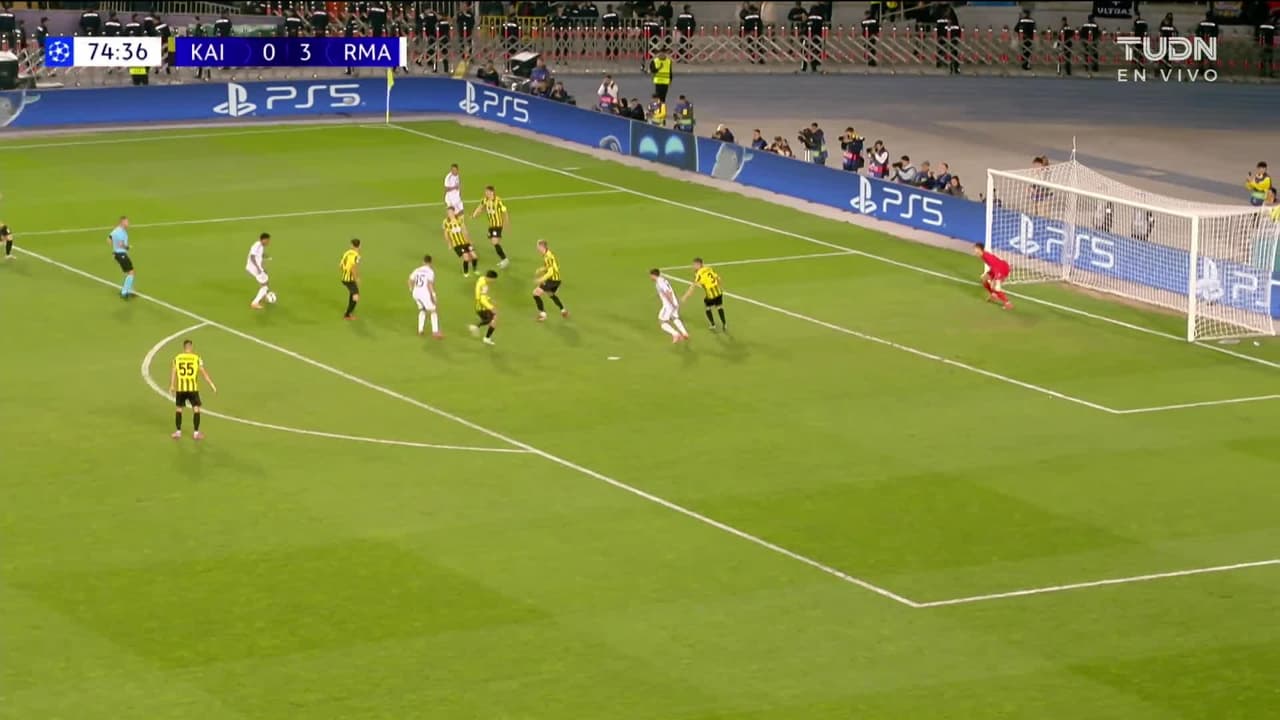 ¡TIRO ATAJADO! disparo por Kylian Mbappé.