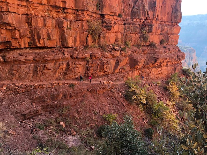 Una parada popular en esta travesía es el Ribbons Falls, una caída de agua que tiene unos 100 pies de altura.