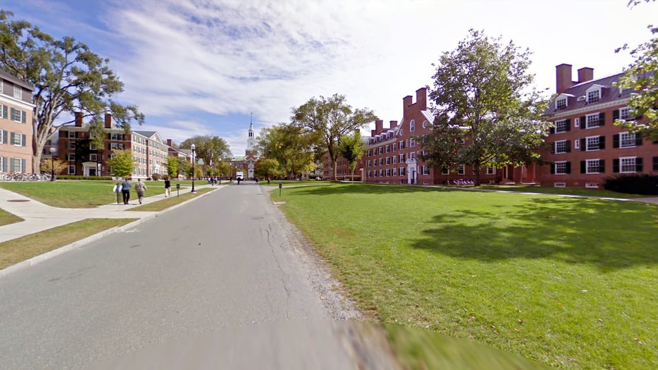 <b>New Hampshire: Hanover. Población: 8,482. Ingreso promedio de un hogar: $96,406. </b>Es una ciudad pequeña que permite que sus residentes puedan caminar en vez de utilizar diversos medios de transporte, lo que además propicia beneficios a la salud.
<br>