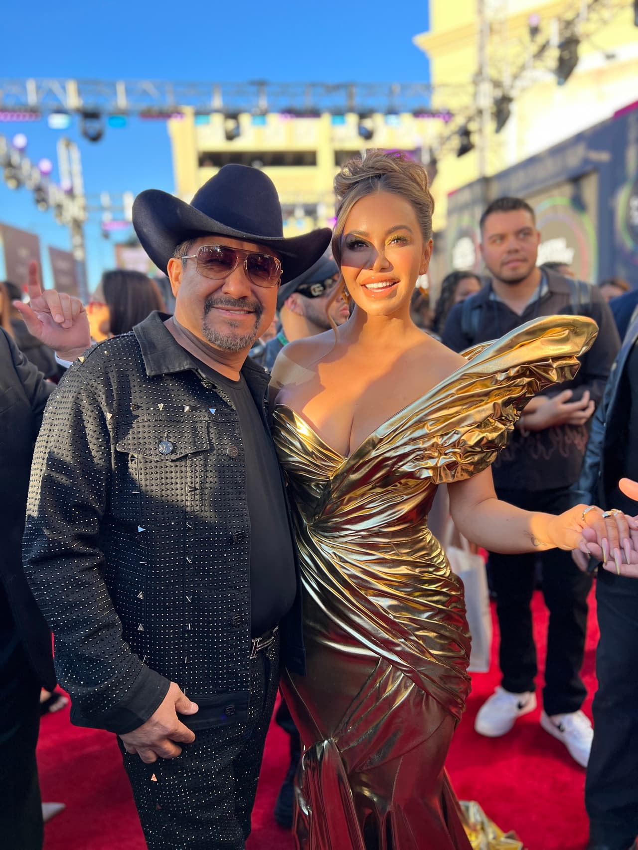 Al ver a esta hermosura, 
<b>El Feo</b> no dudó en pedirle la foto del recuerdo: ni más ni menos que 
<b><a href="https://www.univision.com/radio/dallas-kfzo-fm/temas/chiquis">Chiquis</a></b>.