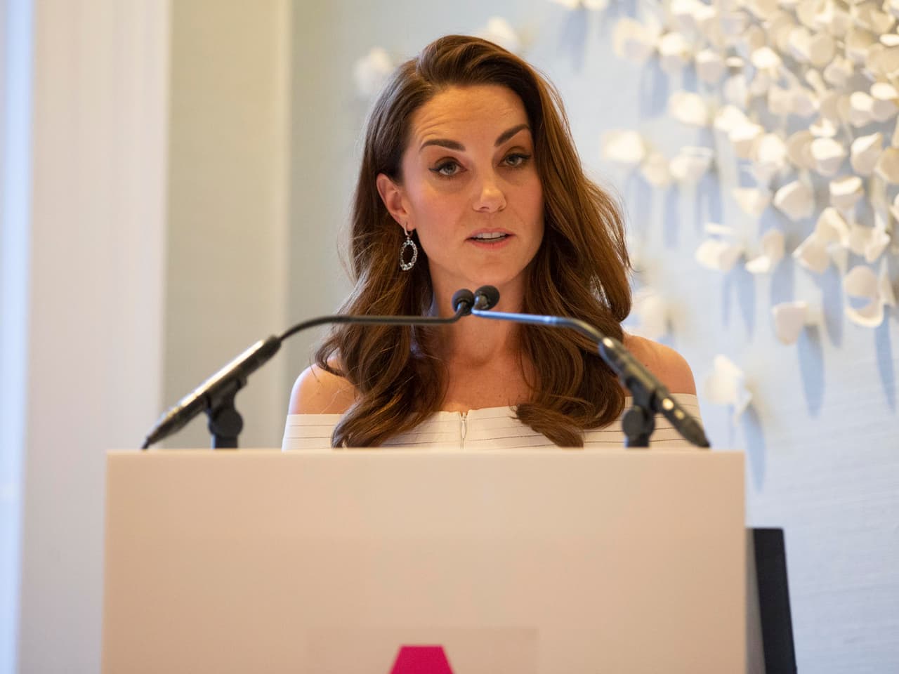 De acuerdo con diversos medios como
<b> <a href="https://www.vogue.com.au/beauty/news/kensington-palace-makes-a-rare-statement-regarding-kate-middletons-beauty-routine/news-story/902d70deb529c22c86caef8a040848ae" target="_blank">Vogue</a></b>
<a href="https://www.vogue.com.au/beauty/news/kensington-palace-makes-a-rare-statement-regarding-kate-middletons-beauty-routine/news-story/902d70deb529c22c86caef8a040848ae" target="_blank"> </a>y 
<b><a href="https://elpais.com/elpais/2019/07/25/gente/1564044827_705517.html">El País,</a></b> es inusual que el palacio de Kensington ofrezca este tipo de declaraciones.