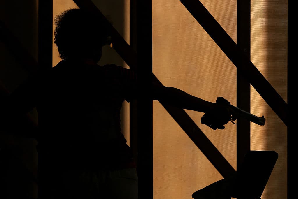 Madre le da un tiro en la cabeza a su hijo porque no quiso ir a comprarle marihuana, dice vecino