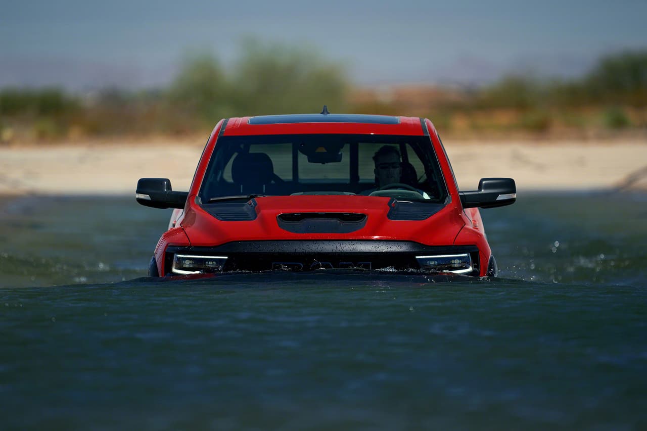 Adem´ás, presenta un aumento de altura de manejo de 2 pulgadas sobre Ram 1500, lo que permite un despeje del suelo de 11.8 pulgadas, y sumergirse en el agua hasta 32 pulgadas.