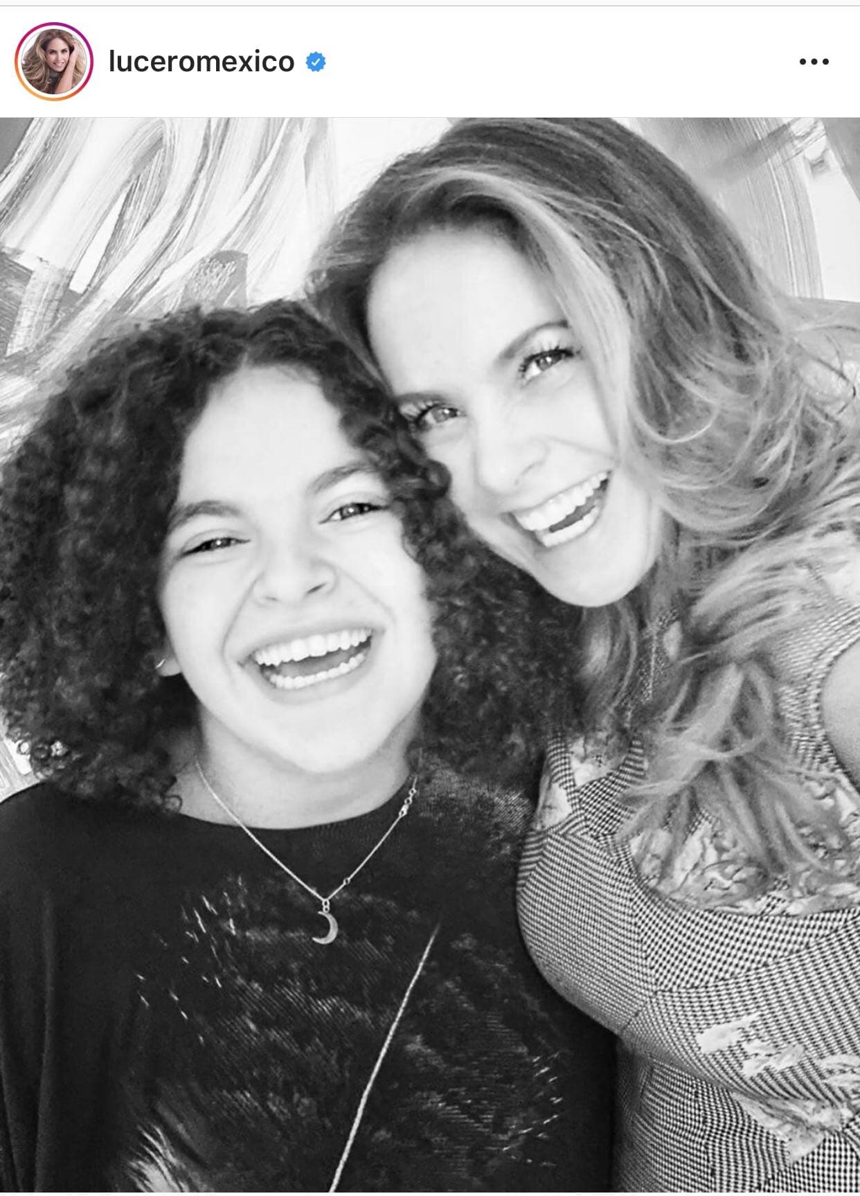 La cantante compartió en su cuenta de 
<b><a href="https://www.instagram.com/luceromexico/?hl=es-la">Instagram</a></b> esta imagen en donde se le ve junto a su ya 
<b><a href="https://www.univision.com/famosos/lucero-confiesa-que-le-gustaria-que-hicieran-sus-hijos-cuando-tengan-su-primer-romance-fotos">no tan pequeña hija.</a></b>
<br>