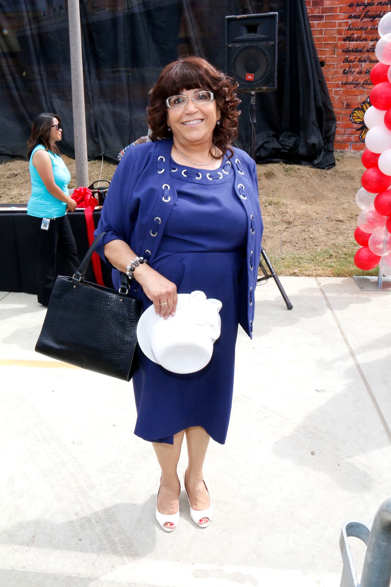 "El venir y traerlas y todo, pues me ha tocado a mí. El otro día le preguntaba a Chiquis '
<b><a href="https://www.univision.com/shows/su-nombre-era-dolores/la-chiquis-y-sus-pleitos-con-jenni-rivera-fotos#df6b1cc20000" target="_blank">¿no fuiste al jardín</a> </b>el Día de los Muertos?' y me dijo 'no abuela, no pude ir, andaba cantando por el norte'", relató Rosa Rivera. 
<br>