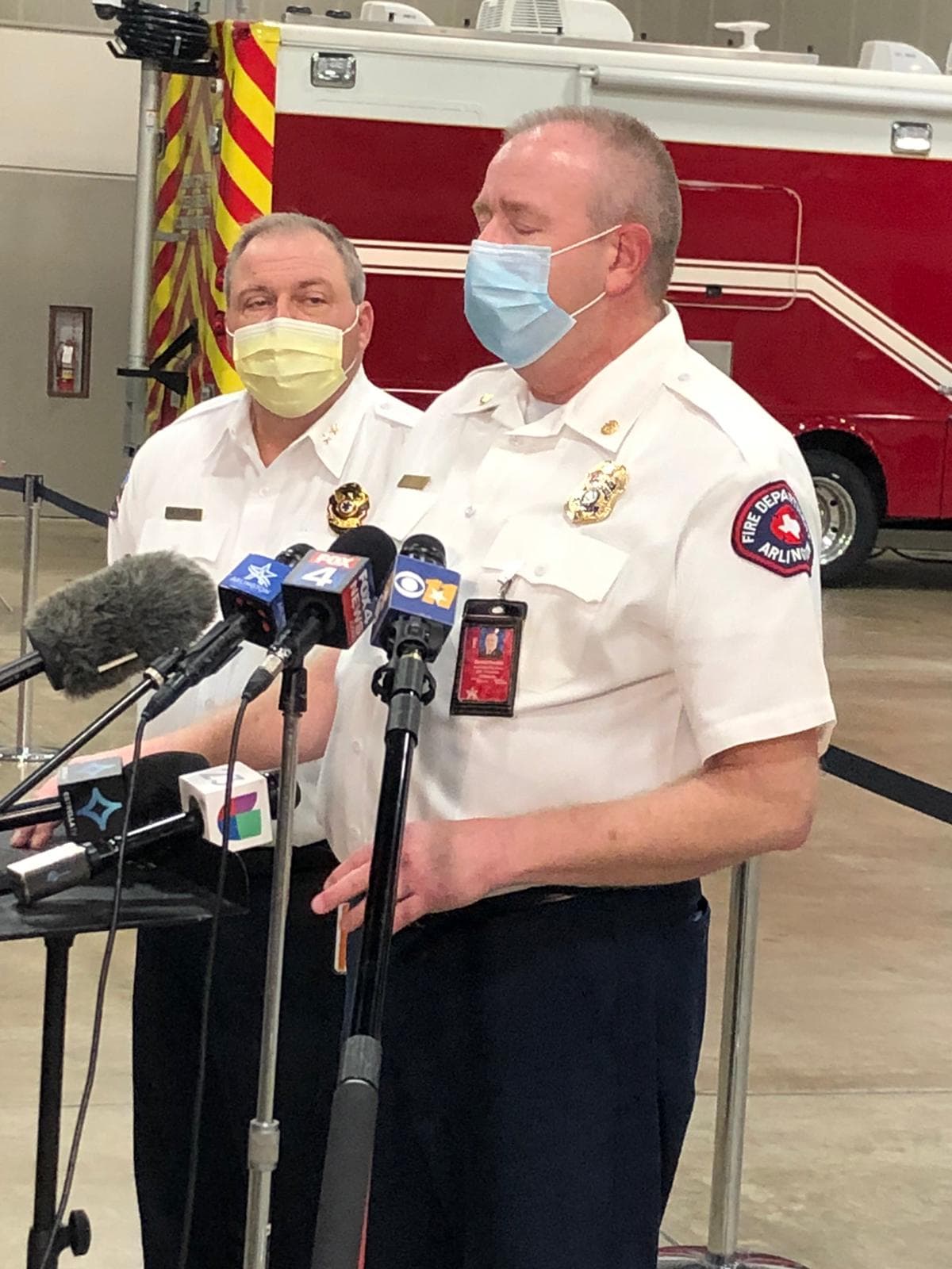 Un miembro del equipo de bomberos de Arlington dijo que planean ayudar a otras ciudades en el condado Tarrant para que sus equipos de bomberos y empleados de salud también puedan recibir la vacuna. 
<br>