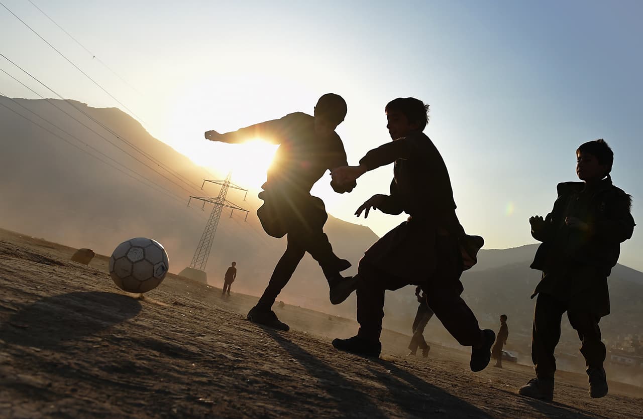 Marai se interesó en fotografiar el deporte más popular de su país, el fútbol, que niños y jóvenes juegan en terrenos arenosos. La fotografía es de unos niños practicando este deporte al anochecer en Kabul, 2014.