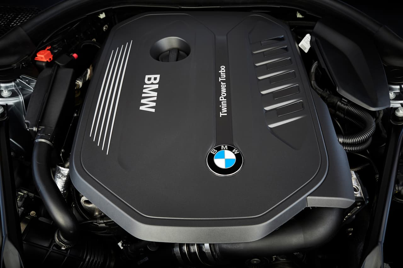 El BMW Serie 5 Sedán tiene cuatro variantes de motor. Dos de ellos con tecnología diésel y dos a gasolina gasolina.