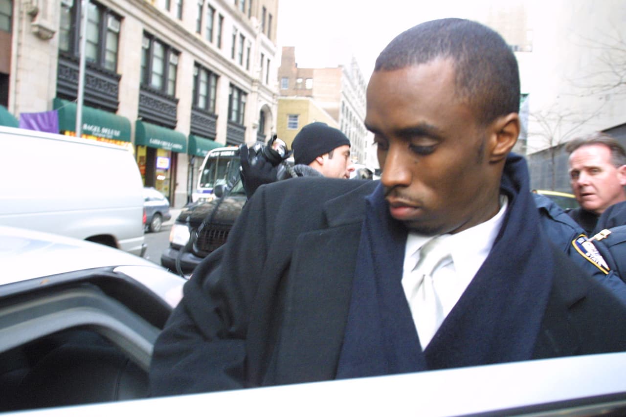 En el 2001 cambió su nombre a P. Diddy, semanas después de ser encontrado inocente de cargos de posesión de armas y soborno.