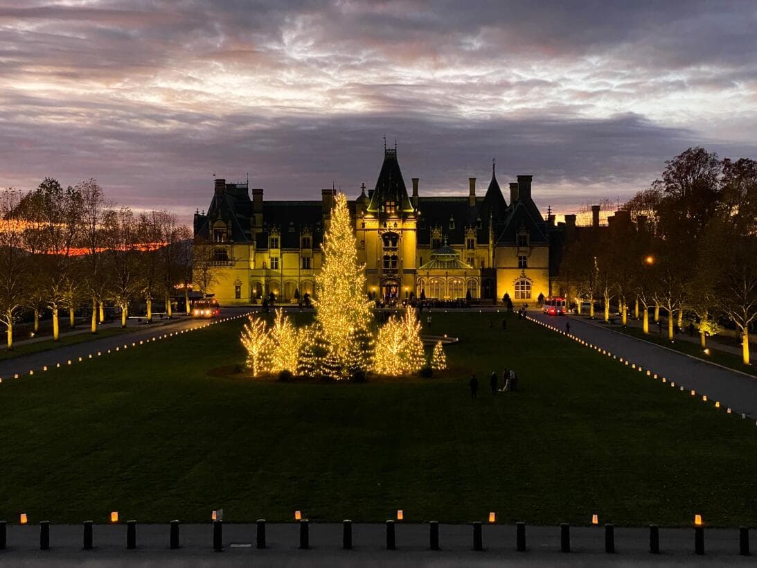 Asheville es espectacular en cualquier época del todo el año, pero en Navidad es realmente encantador. Biltmore Estate es sin duda un punto a visitar, exquisitamente decorado para la temporada y al mismo tiempo alberga una gran cantidad de festividades. La mansión con forma de castillo estará llena de árboles de Navidad, guirnaldas y luces brillantes, con recorridos disponibles que lo llevarán a través del opulento interior, incluidas opciones a la luz de las velas por la noche.