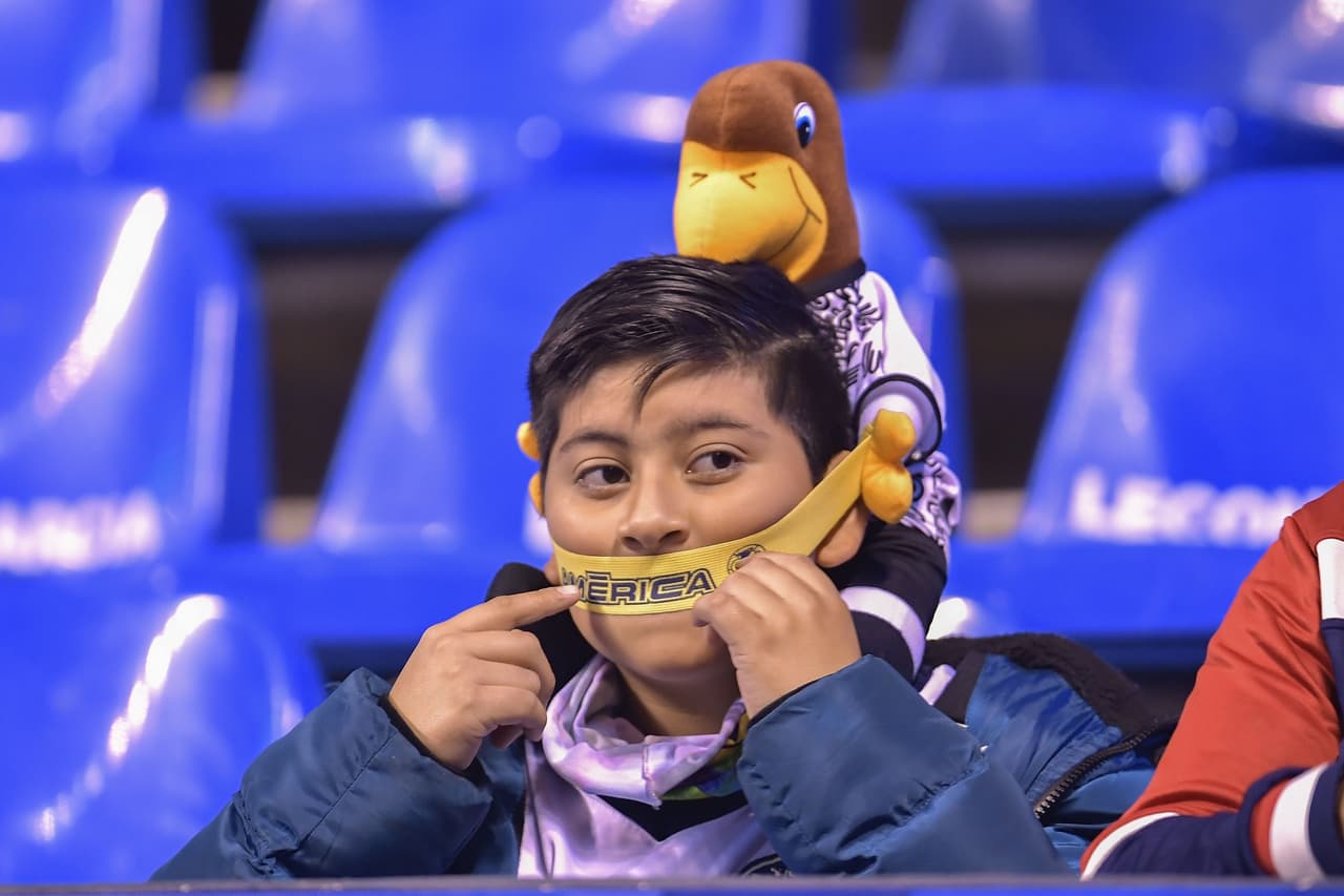 En un partido lleno de emociones, América fue de lo sublime con un gol en el minuto 1 a lo ridículo con dos expulsiones en 4 minutos, pero Puebla perdonó, no supo abrir el cerrojo y todo terminó en empate para repartir puntos en el inicio del torneo.