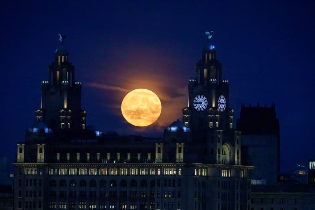 La superluna azul vista entre las torres del emblemático edificio Royal Liver de Liverpool, Reino Unido.