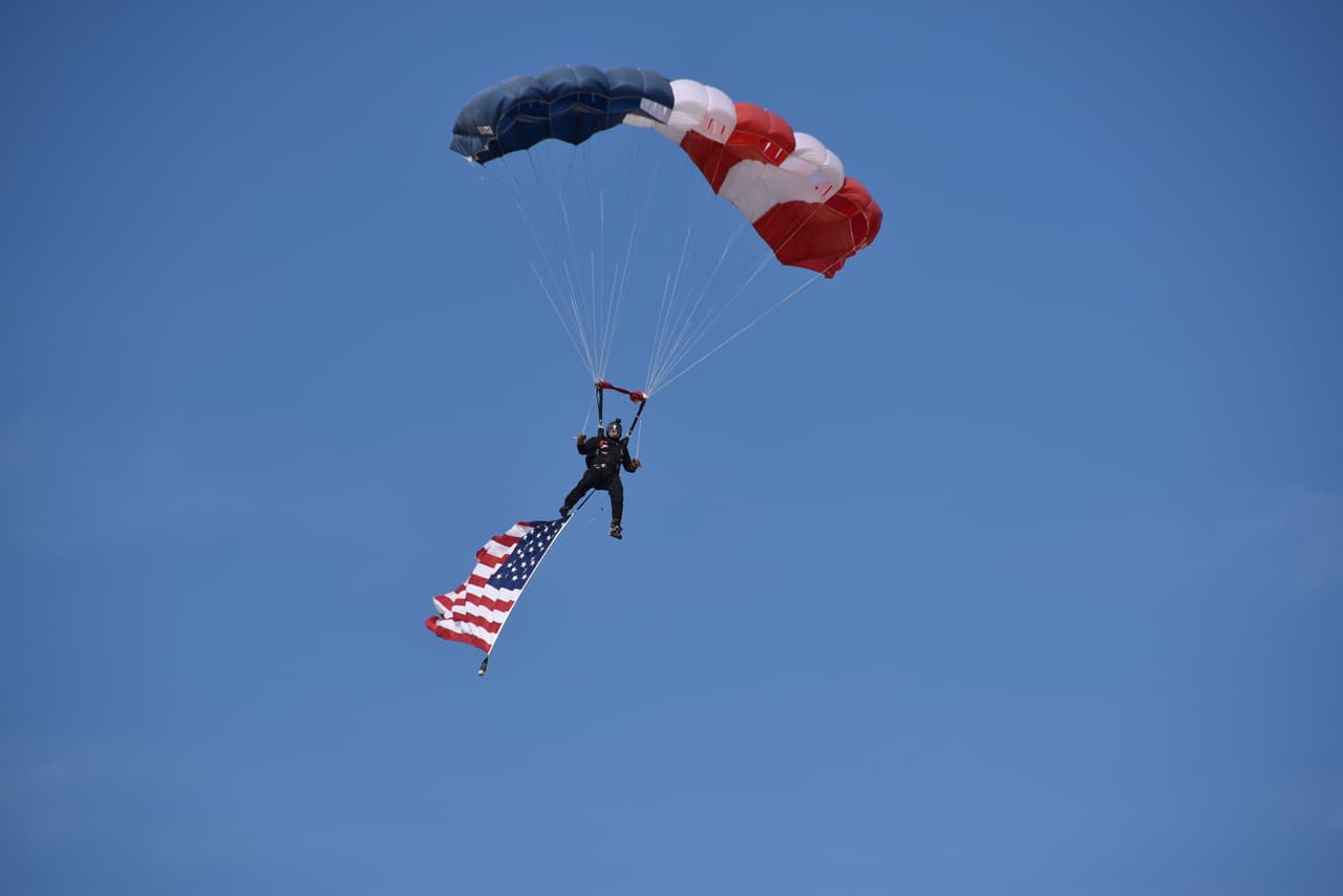 Otras actividades familiares incluyen cientos de pilotos de todo el oeste de EEUU mostrando sus aeronaves únicas, exhibiciones de aeronaves estáticas históricas y militares, excelente comida, vendedores y una zona para niños.Ingrese al aeropuerto tomando la salida Sun Valley Parkway de la Interestatal 10. Las puertas abren a las 9 am todos los días. La admisión es gratis. Los pases de estacionamiento cuestan $10 si se compran en línea con anticipación. El estacionamiento cuesta $15 el día del evento. Solo tarjetas de crédito. Para más información visite el sitio web. buckeyeairfair.com.
