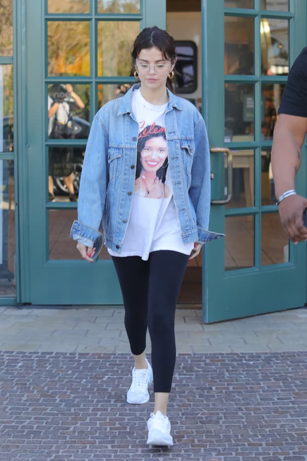 Su tocaya, 
<b>Selena Gómez</b>, no podía ser la excepción y descubrimos que también tiene su propia playera con la imagen de Selena Quintanilla.