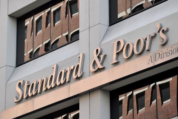 Así, Australia conserva su triple "A" de S&P y Moody's pero ha perdido la máxima nota de Fitch (AA+), todas con una perspectiva estable. Estados Unidos, que ha sido degradado por S&P a "AA+", sigue disfrutando de la mejor nota de sus competidores, pero está bajo vigilancia de Moody's y bajo perspectiva estable en Fitch.