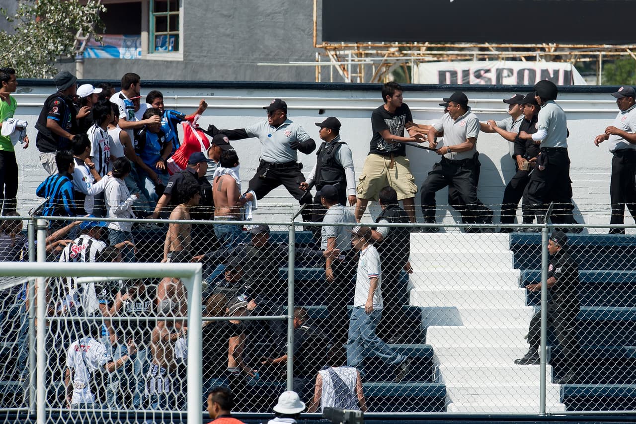 En la jornada 8 del Apertura 2013 previo al cotejo entre Cruz Azul y Querétaro que se jugó en el estadio 10 de diciembre en Hidalgo, seguidores de la Máquina se enfrascaron en una batalla campal con aficionados de los Gallos Blancos.