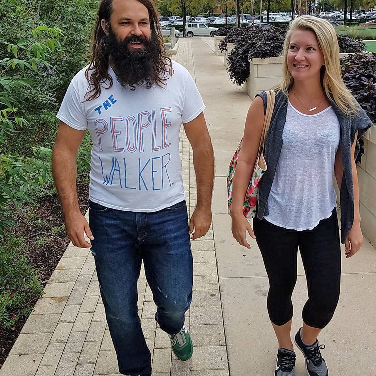 Chuck McCarthy, actor de tiempo parcial, comenzó hace dos años a acompañar a caminantes por las calles y parques cercanos a su casa de Los Ángeles. Desde entonces la demanda de su servicio no ha dejado de aumentar. Ahora maneja el portal 
<a href="https://www.thepeoplewalker.com/"><i>The People Walker</i> TPW</a> (El Caminante de Personas)