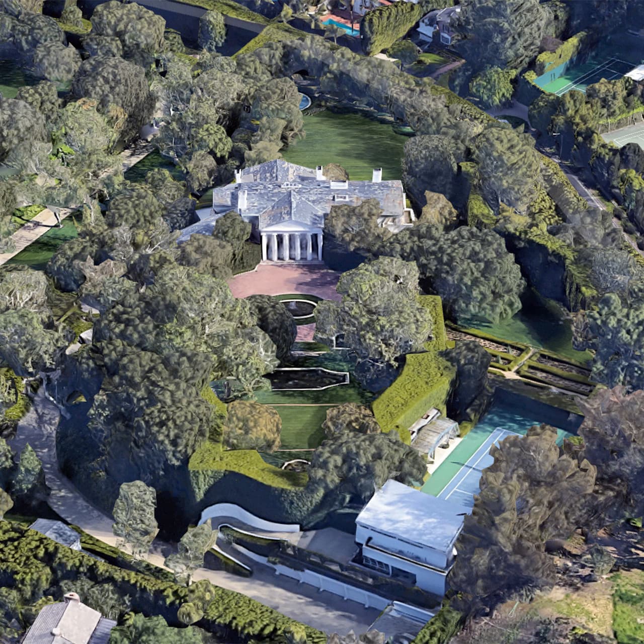 La casa, también la más costosa de todo el estado de California, es una villa diseñada en 1930 como residencia del primer presidente de los estudios Warner Bros., Jack Warner, y entre otras lujos cuenta con su propio campo de golf de nueve hoyos, informaron medios de finanzas y entretenimiento como 
<i>The Hollywood Reporter</i>.
<br>