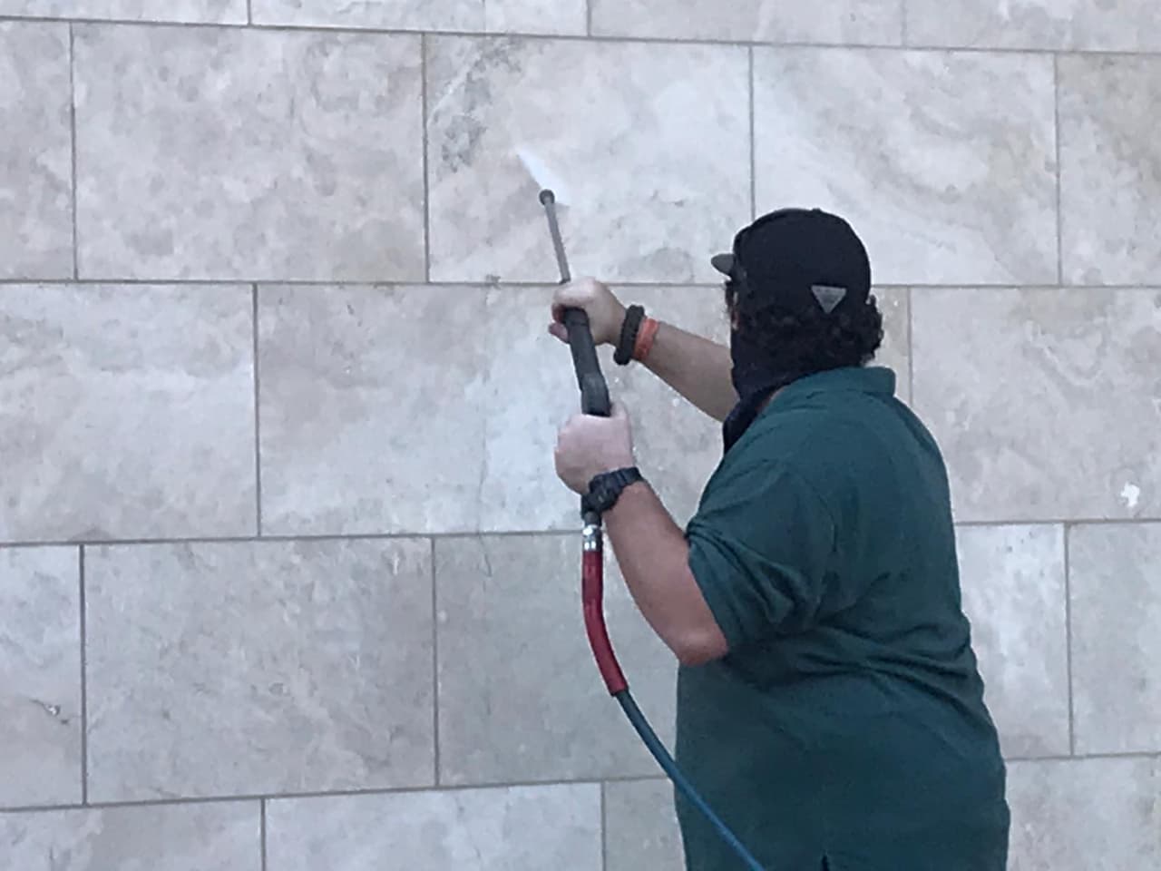 Los trabajadores borraron las palmas de la mano pintadas en rojo y mensajes denigrantes a lo largo de la pared.