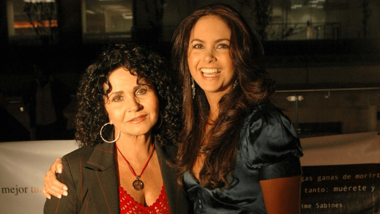 Desde los inicios de su carrera, su madre,
<b>Doña Lucero León</b>, ha sido su guía y siempre está junto a ella en cada paso que da.