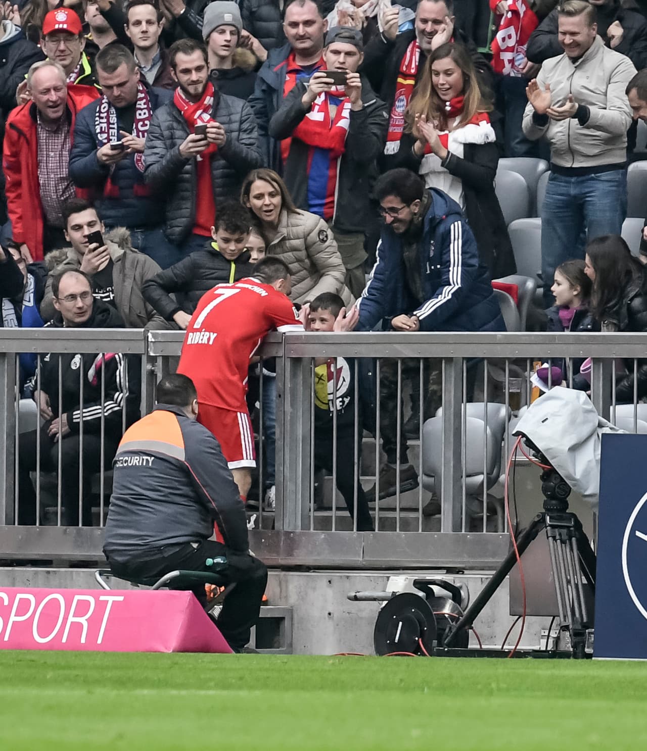 Ribery se dio tiempo para celebrar con los fanáticos más jóvenes en el Allianz Arena, que tuo a 75 mil espectadores.